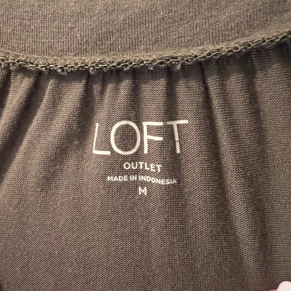 Sleeveless Army Green Flowy Blouse - Picture 2 of 7